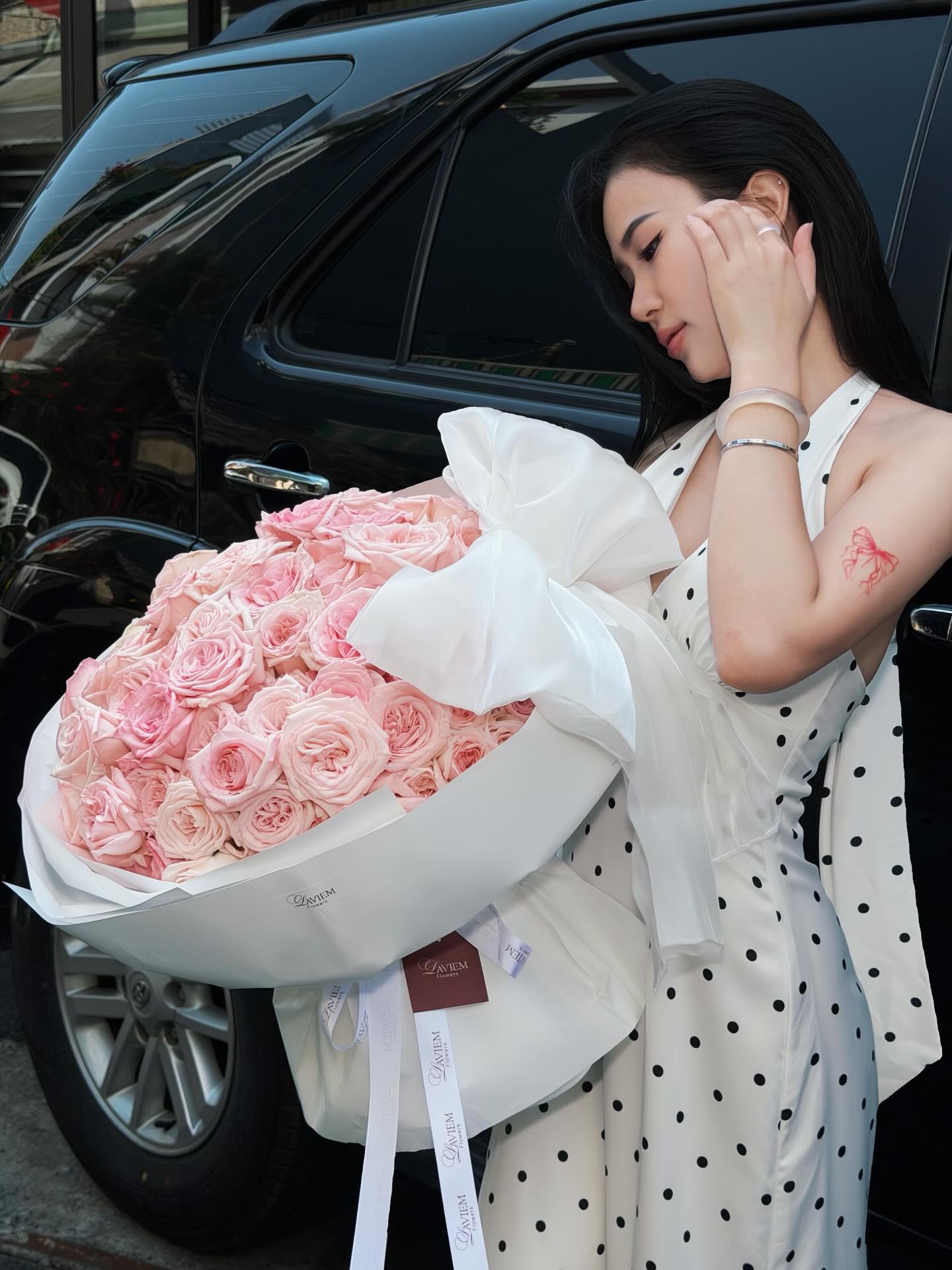 Laviem Flowers — tay cột nơ hoa hồng đỏ